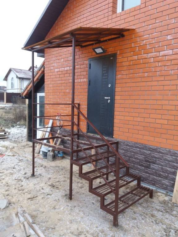 Как сделать металлическое крыльцо в частном доме своими руками