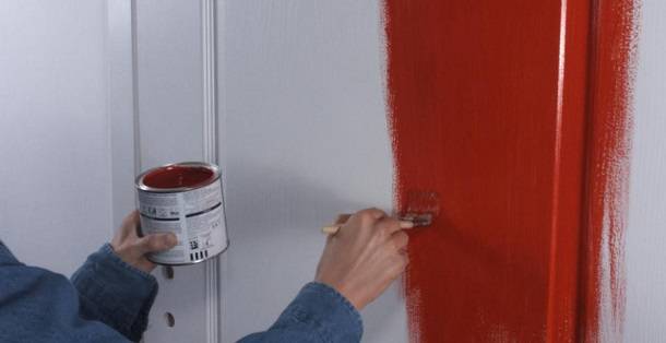 Как самостоятельно окрасить лаком шпонированную дверь?