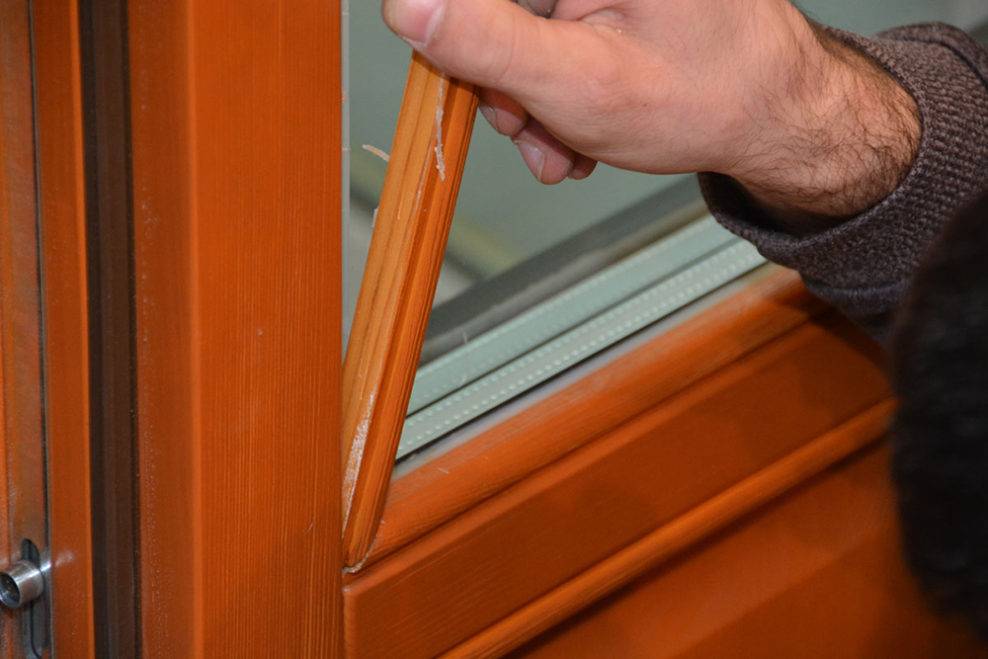 Замена стекла в межкомнатной двери: как вставить разбитое стекло своими руками