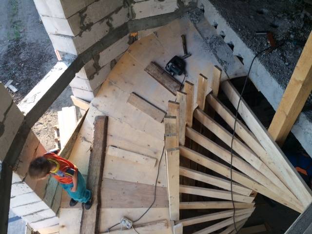 Монолитная бетонная лестница в частном доме своими руками: пошаговая инструкция, расчет и заливка + фото