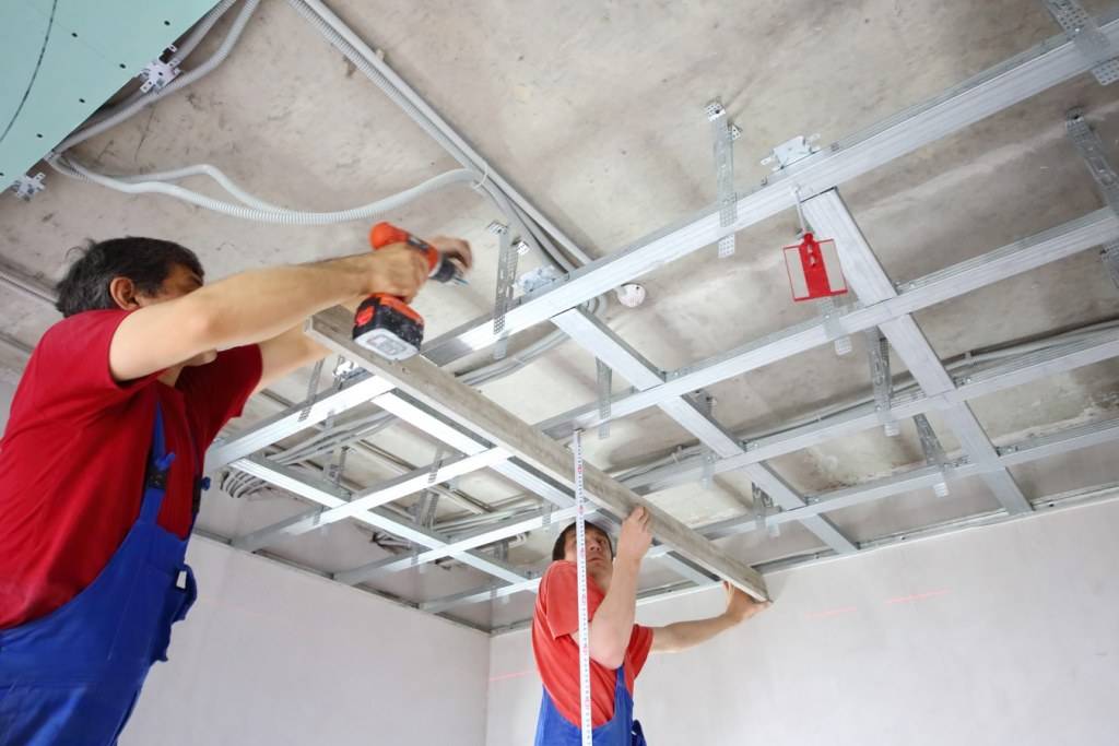 Как побелить потолок, если вы никогда раньше этого не делали: пошаговая инструкция