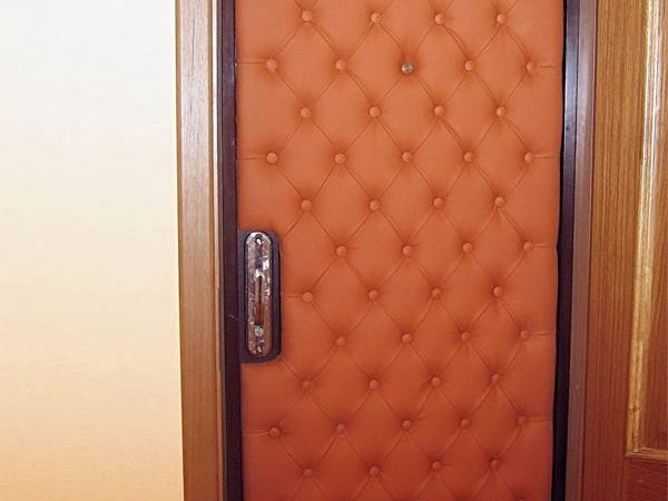Обивка входной двери: как и чем обшить полотно из металла и других материалов