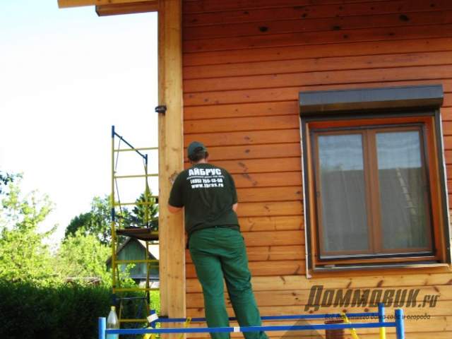 Покраска деревянного дома снаружи: как правильно покрасить фасад деревянного дома