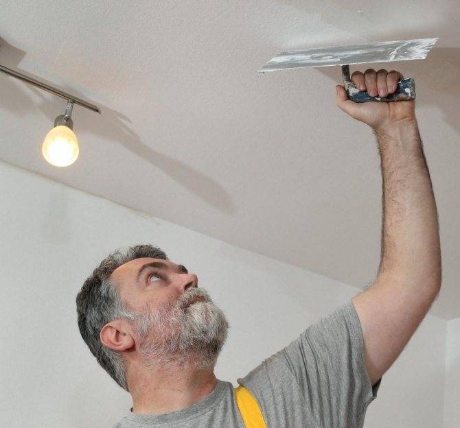 Как правильно зашпаклевать потолки под покраску: подготовка к покрытию водоэмульсионной краской