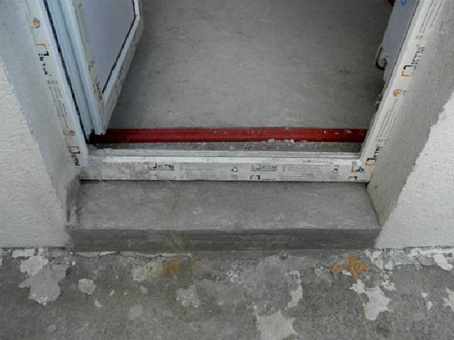 Как сделать порог у балконной двери?