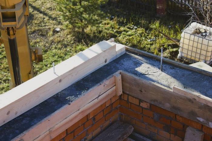 Армопояс под мауэрлат в доме из газобетона – ключевой элемент строительной конструкции