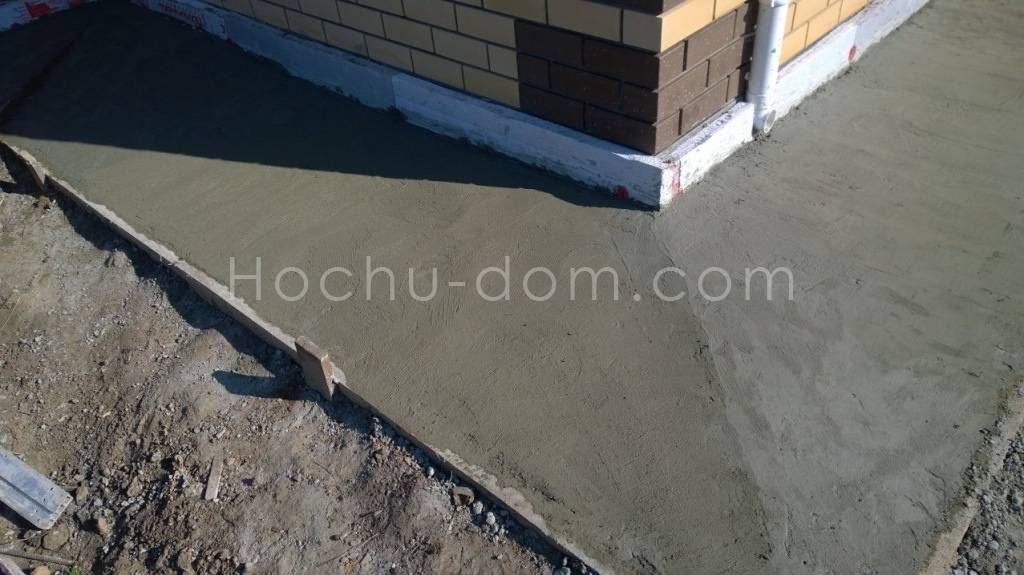 Чем покрыть бетонную отмостку вокруг дома, как отделать, чем облицевать и облагородить конструкцию: способы отделки (штампованный, печатный бетон и другие)