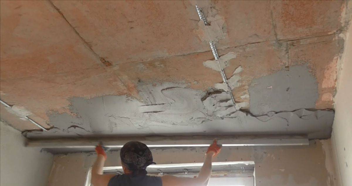 Каким образом штукатурить потолок? как правильно снять старое покрытие и заделать трещины?