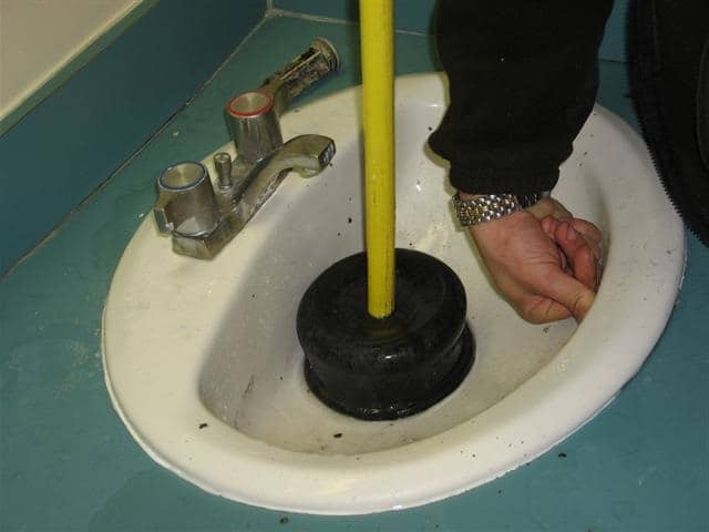 Как прочистить засор в канализационной трубе: чем промыть трубы канализации, как пробить фановую трубу, средство для чистки труб в домашних условиях, народное эффективное средство