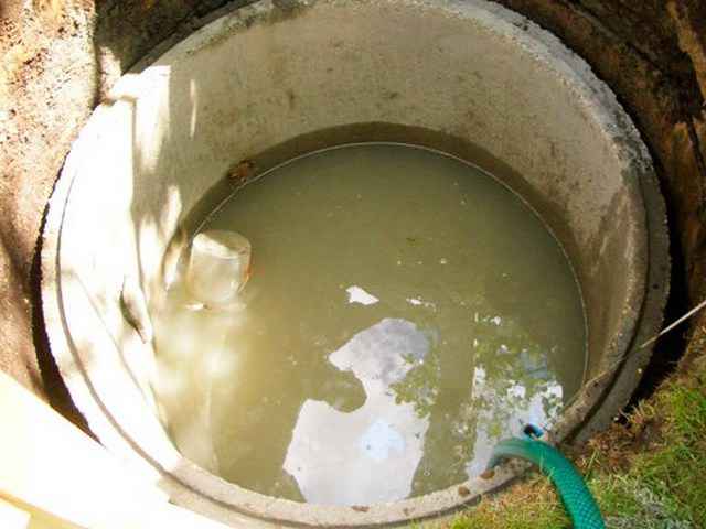 Очистка выгребной ямы в частном доме химическими средствами без откачки