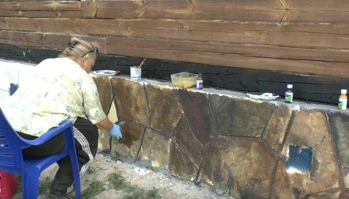 Чем покрасить бетонный фундамент дома снаружи