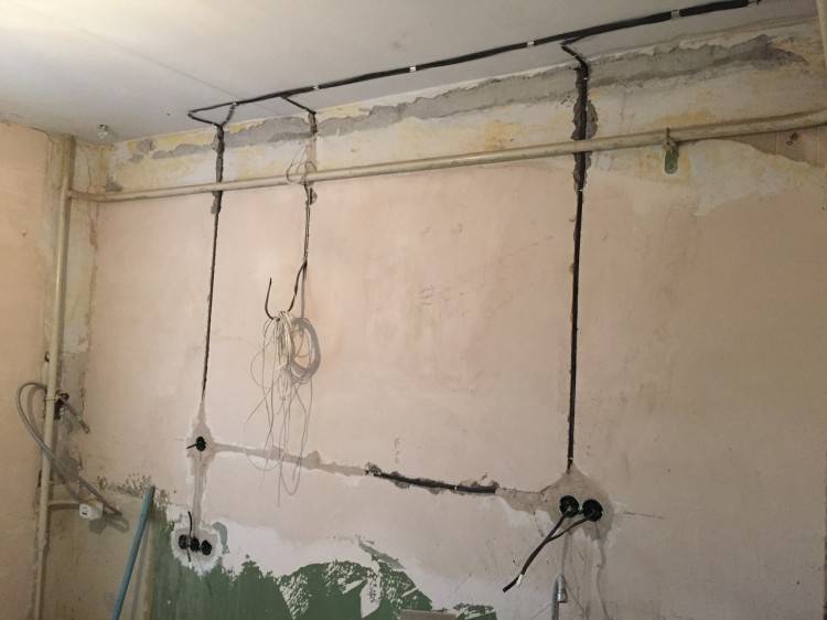 Проводка по потолку: можно ли положить в гофре или без нее, варианты разводки электропроводки в квартире по схеме, дальнейший монтаж