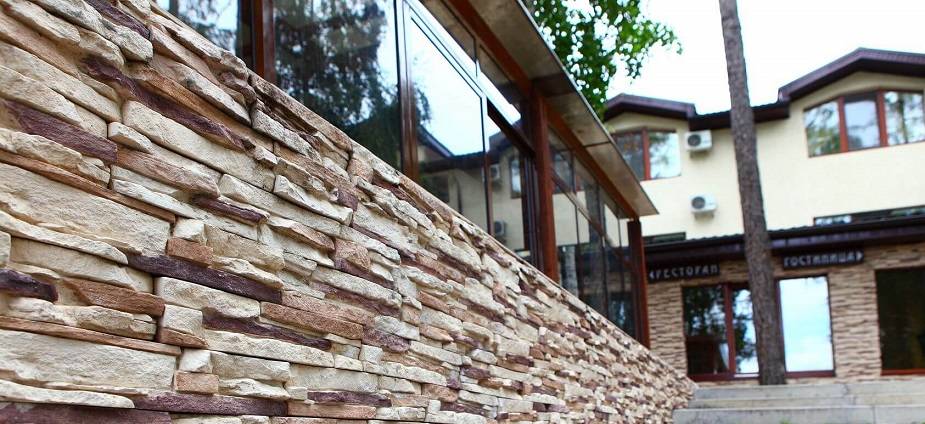 Гибкий камень для отделки фасада дома: достоинства и недостатки, технические характеристики, виды и фото