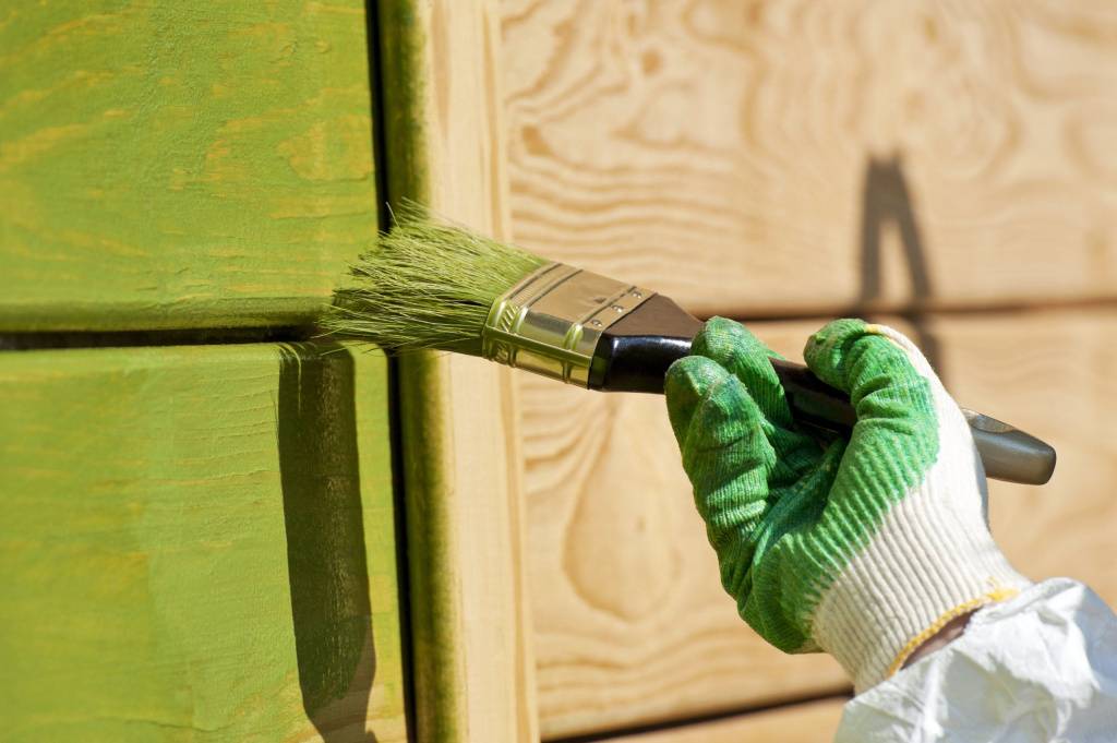 Чем и как покрасить деревянные окна