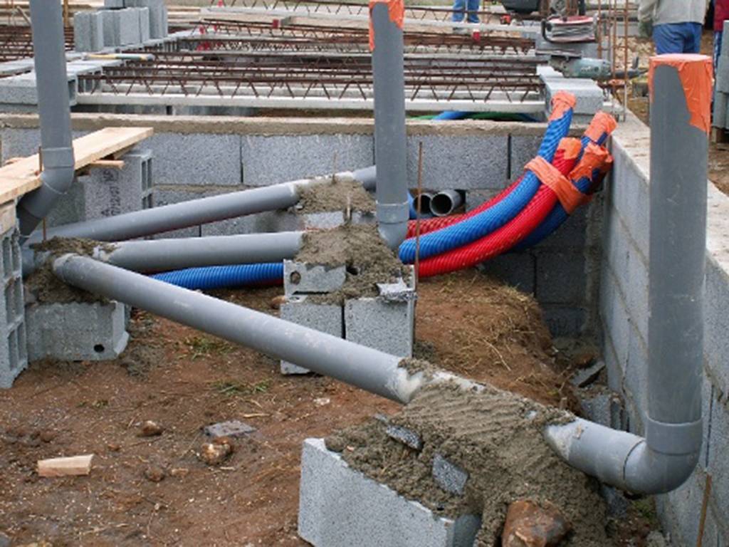 Прокладка канализации под фундаментной плитой: подготовка, инструменты, способы и этапы работ