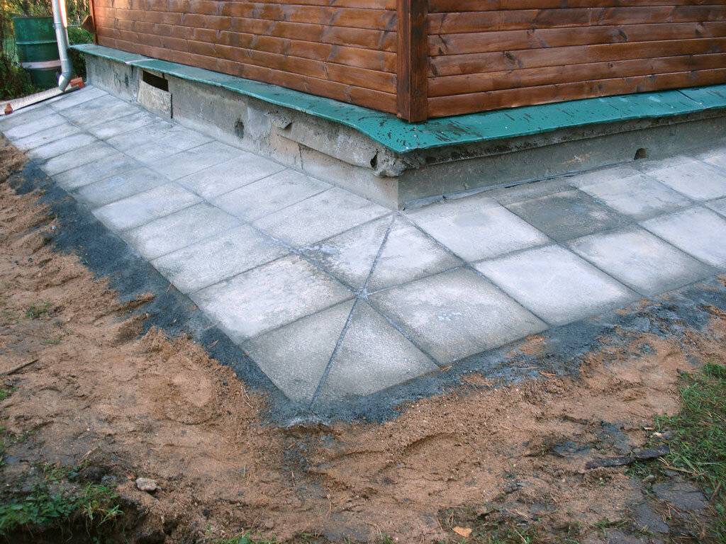 Можно ли на старую отмостку залить новую бетонную смесь, класть поверх плитку, если уже есть основа, как не сделать ошибок при строительстве?