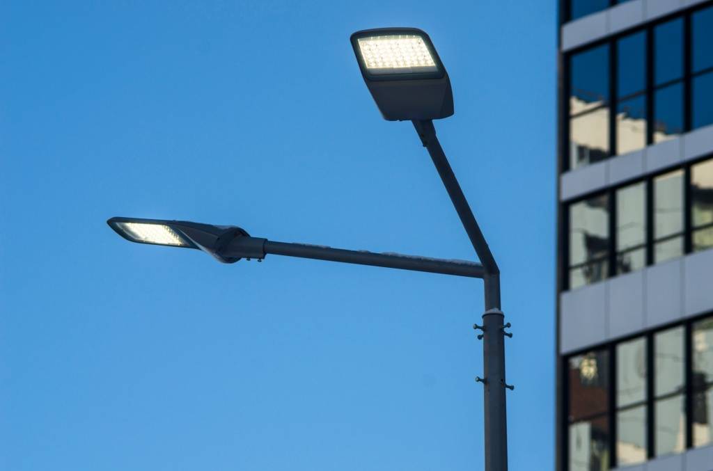 Виды уличных фонарей: типы плафонов и ламп, установка уличного освещения своими руками