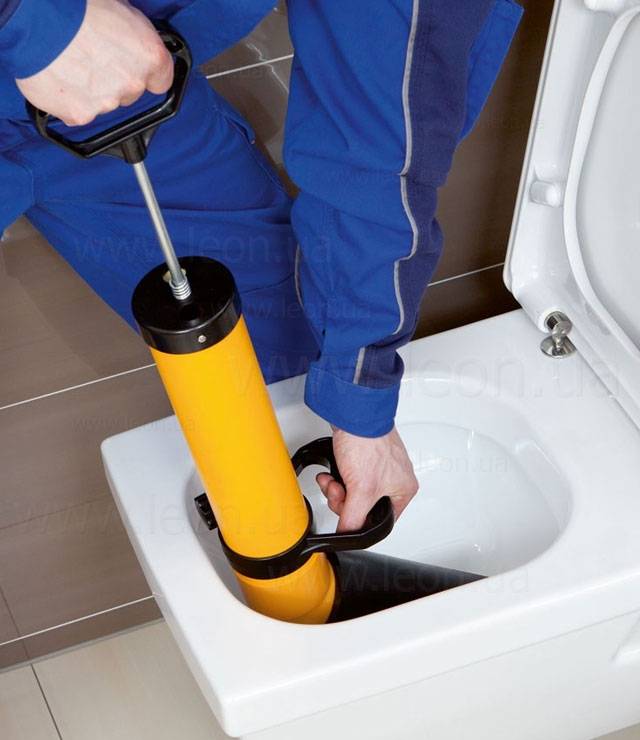 Очистка канализационных труб различными средствами и приборами в домашних условиях