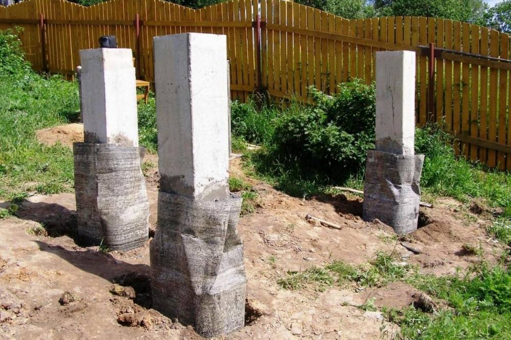 Отделка и облицовка столбов забора из натурального и декоративного искусственного камня