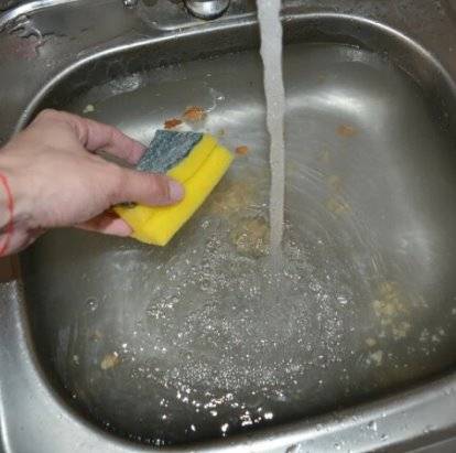 Как устранить засор в раковине на кухне в домашних условиях: прочистить трубу механическим способом, удалить народными средствами, быстро убрать специальной химией?