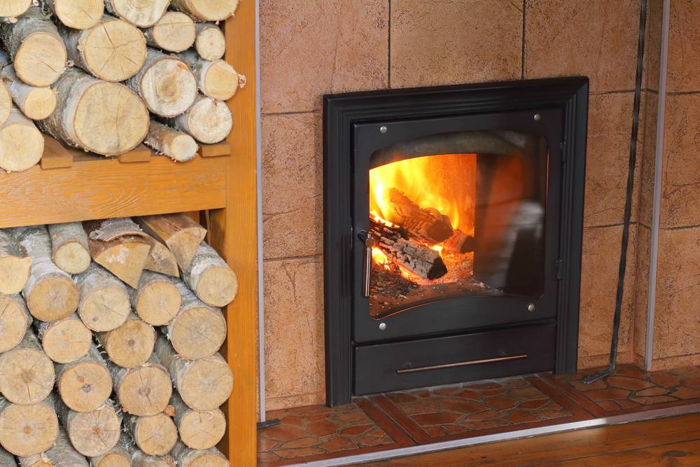 Как правильно топить камин дровами, пошаговая инструкция и советы от профи