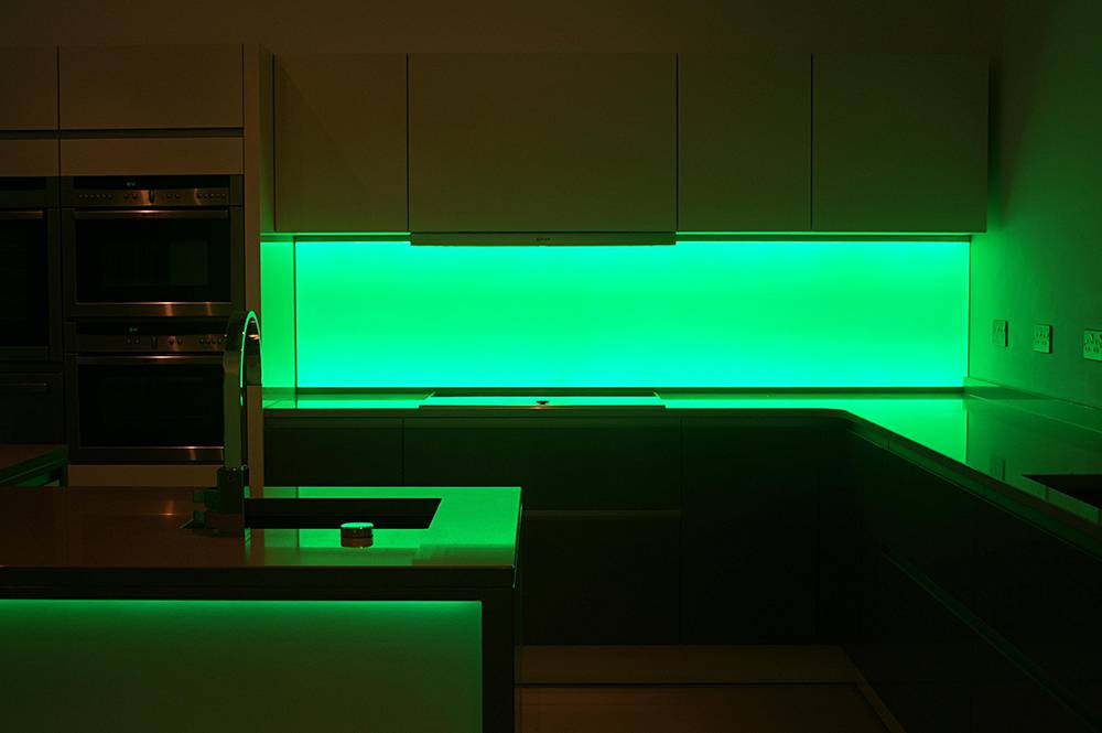 Плюсы и минусы подсветки кухонных шкафов светодиодной лентой