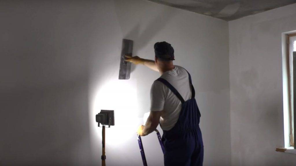 Как шпаклевать потолок своими руками? от выбора шпаклевки до пошаговой инструкции от специалиста.