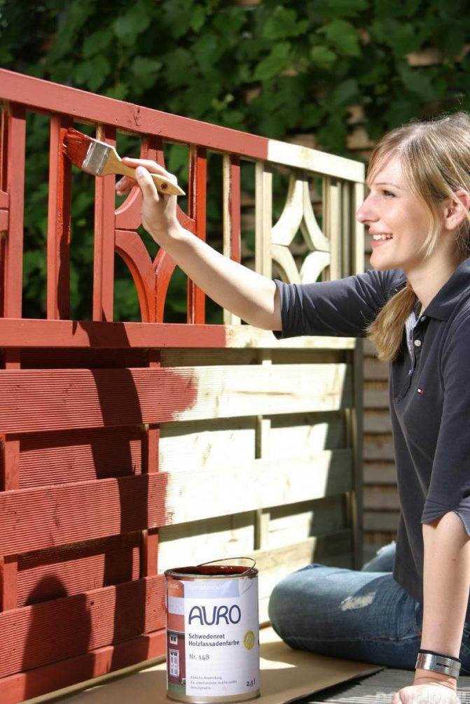Как и чем покрасить забор из дерева красиво и надолго