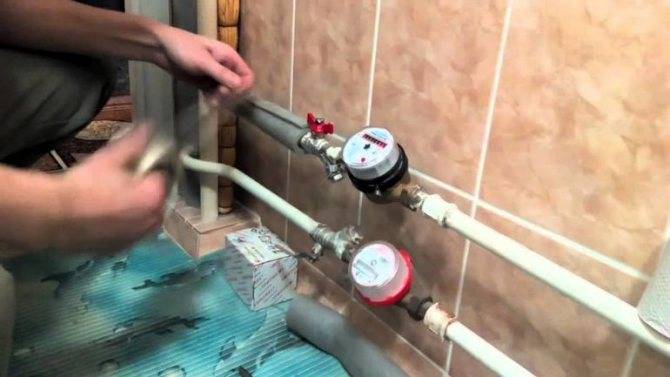 Как избавиться от конденсата на трубах с холодной водой в частном доме квартире: в туалете, в ванной, в подвале, причины, как убрать