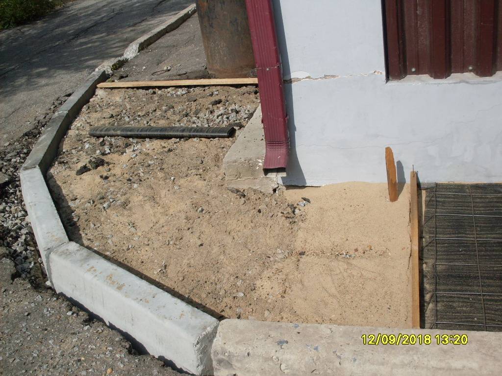 Как сделать отмостку из бетона вокруг дома?