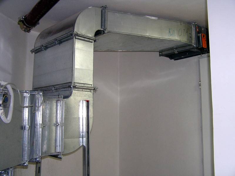 Как установить вентиляционные трубы: прокладка и крапление воздуховодов к стенам