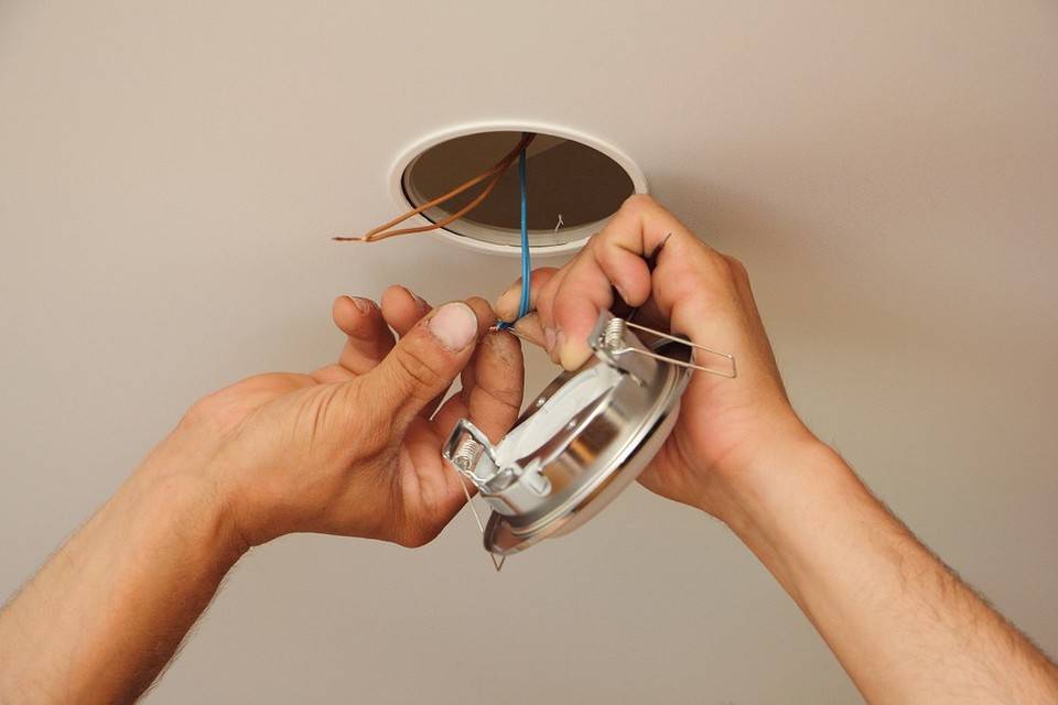 Как снять лампочку с натяжного потолка: как поменять светильник, светодиодная лампа и точечный, видео