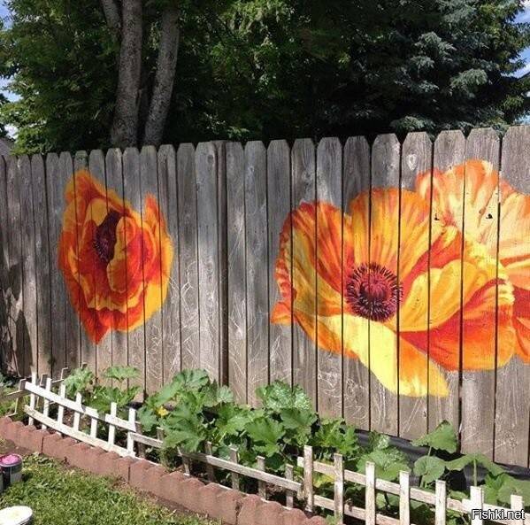 Покраска деревянного забора из штакетника двумя цветами