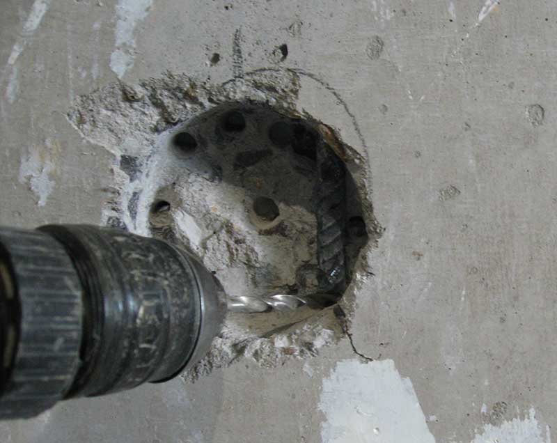 Отверстие в стене под трубу. Спец дрель для высверливания подрозетников в бетоне. Сверление подрозетников в бетоне. Бурение отверстий 500мм в стене из бетона. Высверливание арматуры в бетоне.
