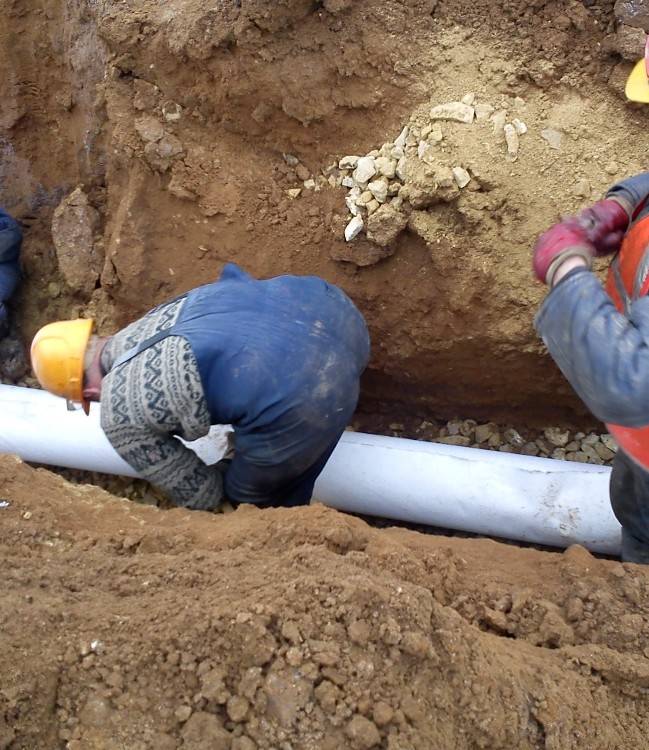 Прокладка канализационных труб в земле: правила, инструменты, технология и стоимость