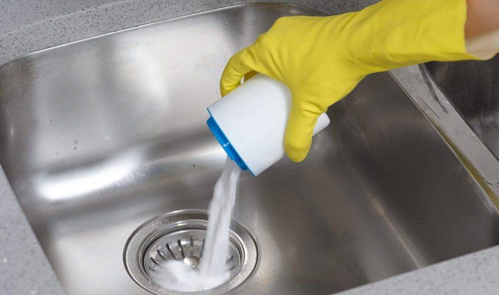 Как прочистить канализационные трубы каустической содой