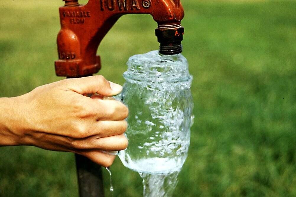 Белый осадок в воде: почему появляется и как избавиться