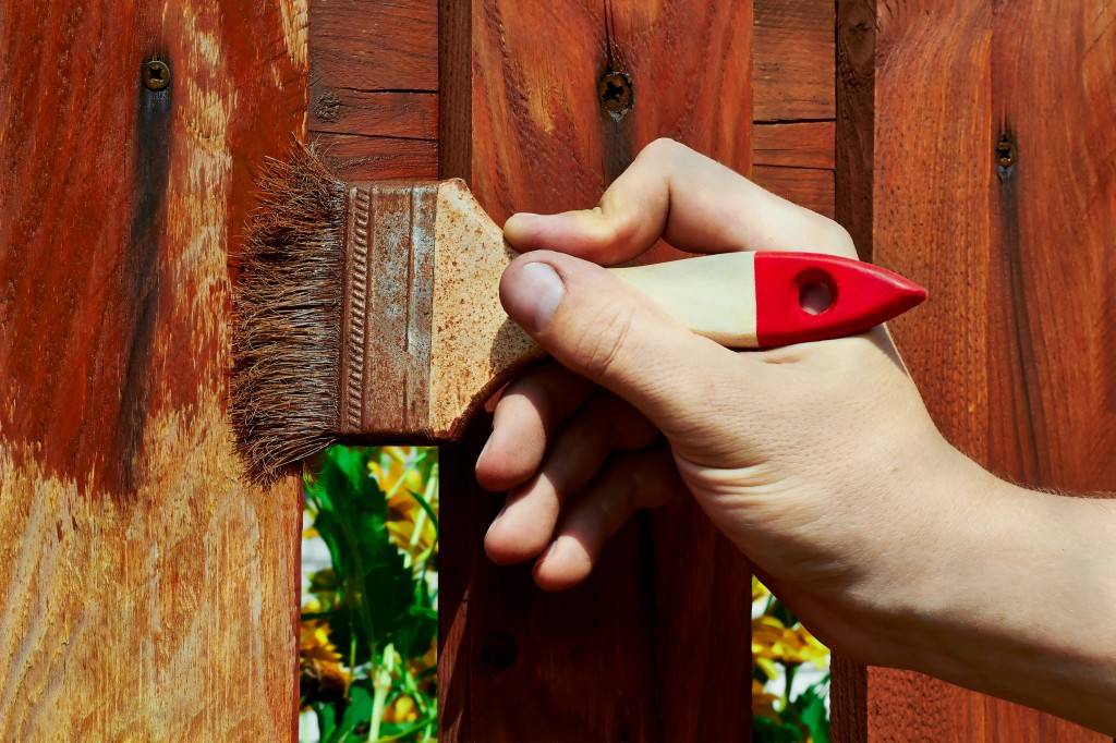Правила покраски деревянного забора в четыре этапа