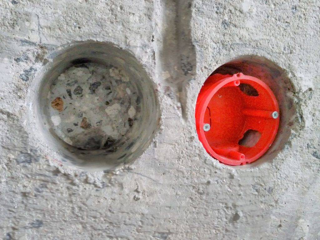 Как установить подрозетник в бетонную стену? пошаговая инструкция монтажа подрозетников своими руками