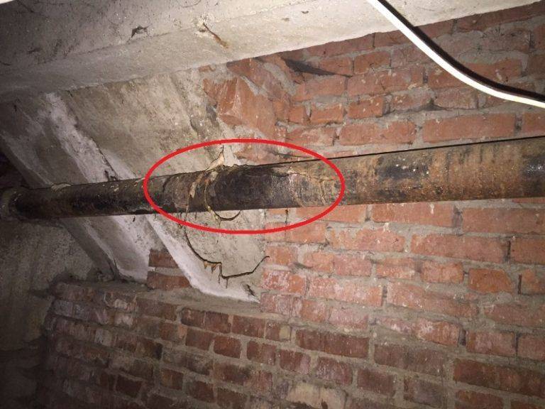 Прорвало трубу: что делать если случился прорыв водопровода с горячей водой в квартире, в подвале