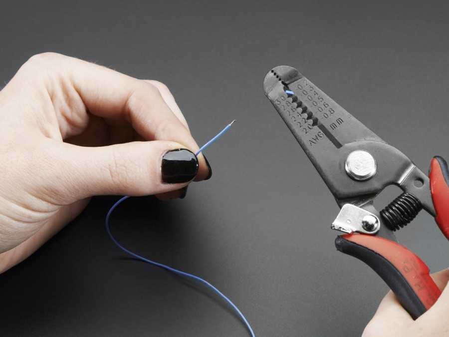 Выбор инструмента для снятия изоляции с проводов и кабелей