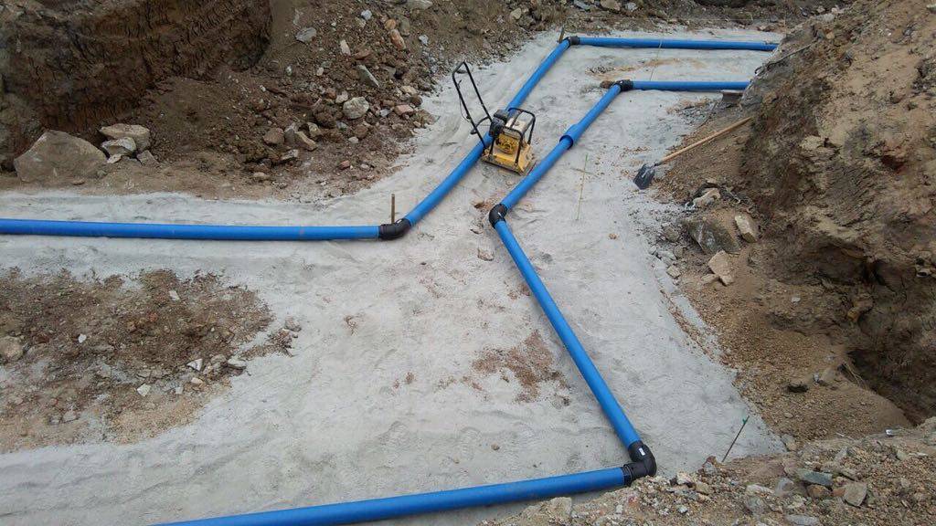 Водопровод и канализация в частном доме: расстояние между водопроводом и канализацией, проектирование наружных сетей, прокладка, монтаж, водоотведение, правила технической эксплуатации, фото и видео примеры