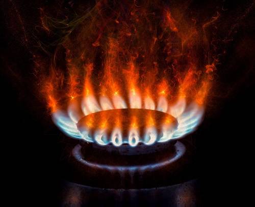 Газ горит оранжевым цветом вместо синего: возможные причины возникновения проблем и способы их устранения