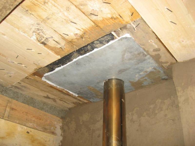Как сделать трубу дымохода в бане через потолок?