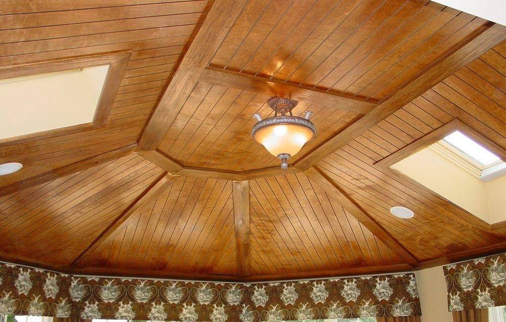 Потолок в деревянном доме: варианты и материалы со свойствами, правила работы