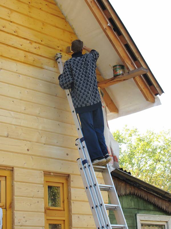 Чем покрасить деревянный дом снаружи: выбор краски, технология выполнения работ (фото)