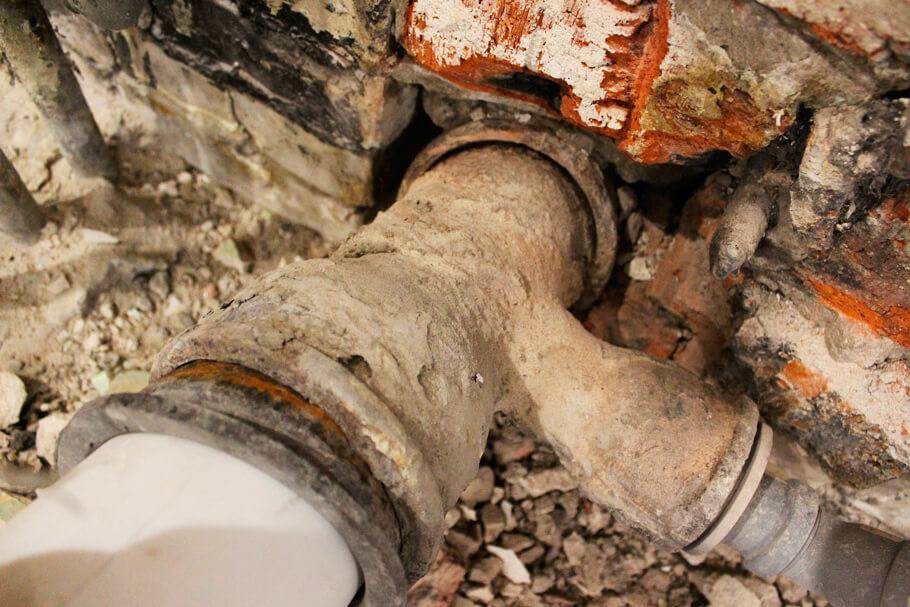 Рекомендации по расчеканке чугунной канализации своими руками: правила проведения работ и техника безопасности