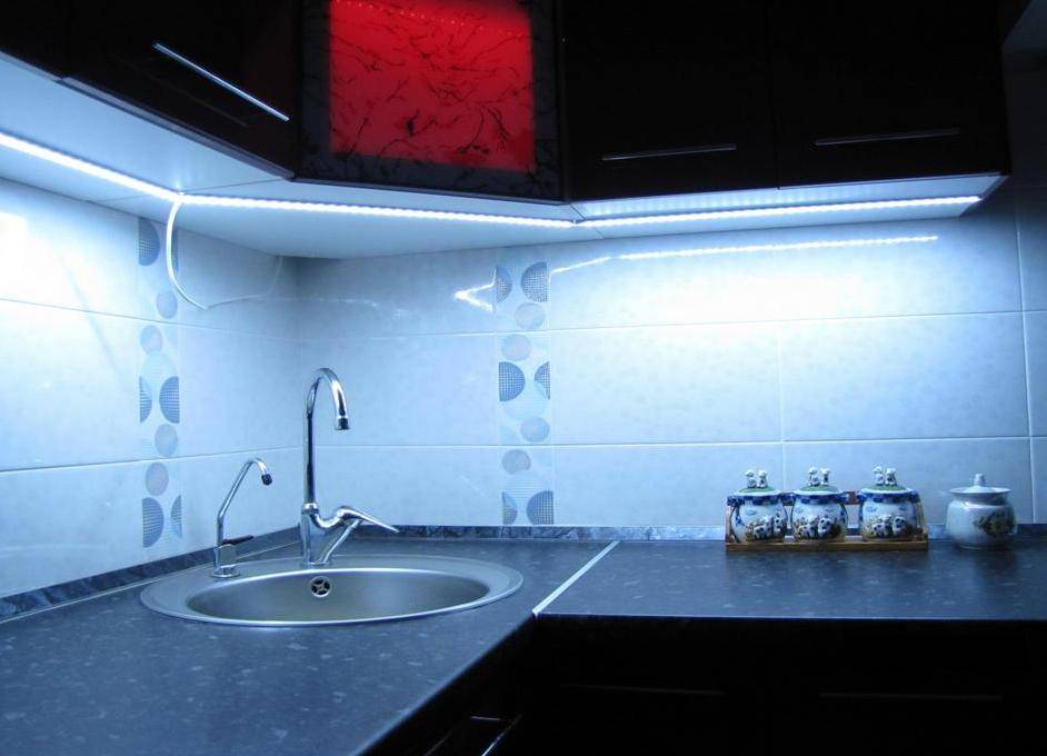 Подсветка рабочей зоны на кухне - расположение светильников над рабочей зоной. настройка освещения. особенности точечных модульных светильников. виды ламп. комбинированное освещение