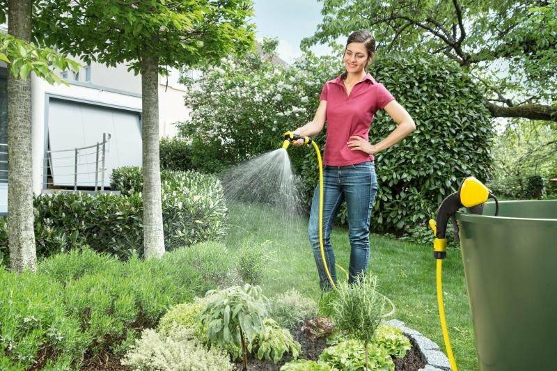 Как поливать из бочки шлангом: какую выбрать емкость, как организовать полив сада или огорода с насосом и без, методом сифона, самотеком?