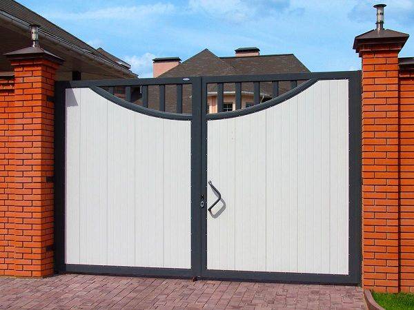 Красивые ворота для частного дома с забором и калиткой
 - 39 фото